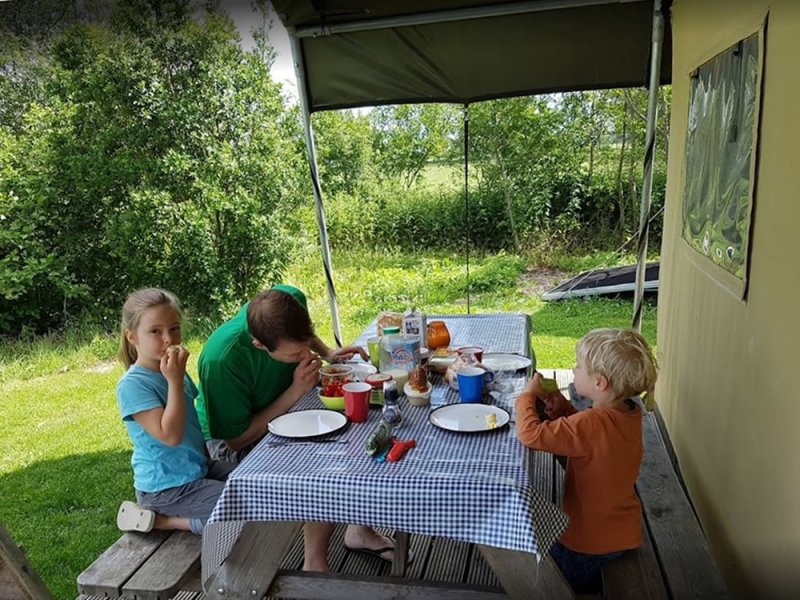 ontbijten-bij-safaritent